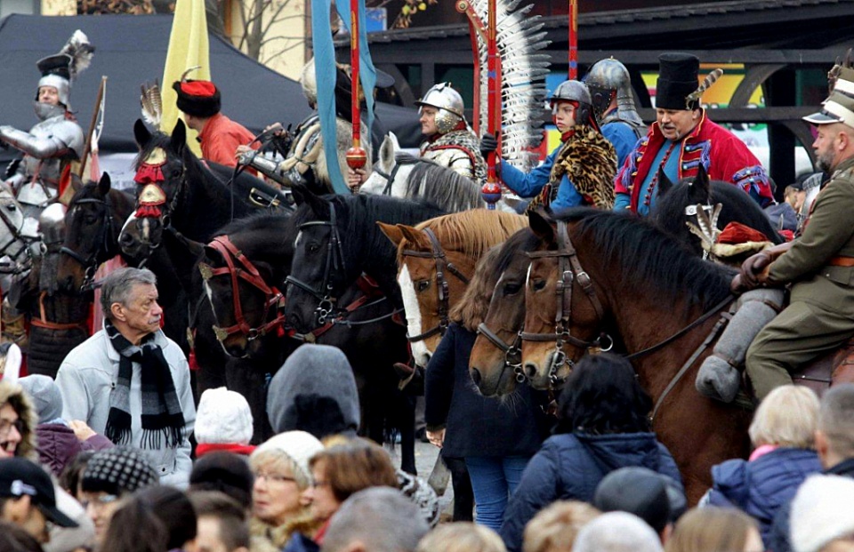 Tłumy uczestniczyły w pikniku patriotycznym na Rynku Nowomiejskim w Toruniu. Fot. Adam Zakrzewski/torun.pl