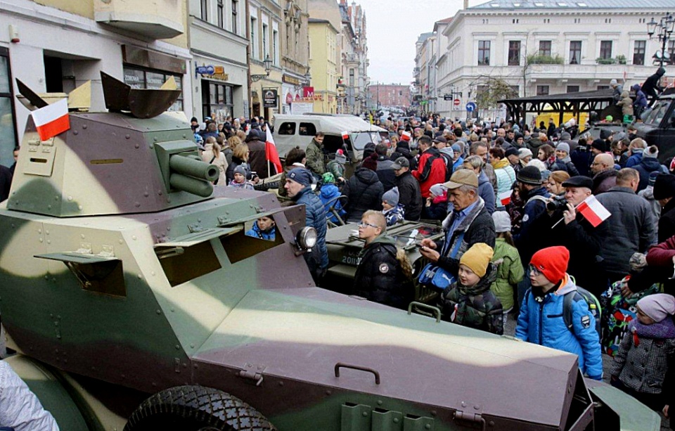 Tłumy uczestniczyły w pikniku patriotycznym na Rynku Nowomiejskim w Toruniu. Fot. Adam Zakrzewski/torun.pl