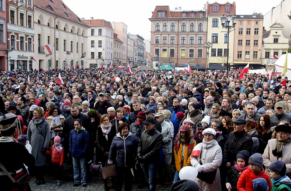 Tłumy uczestniczyły w pikniku patriotycznym na Rynku Nowomiejskim w Toruniu. Fot. Adam Zakrzewski/torun.pl