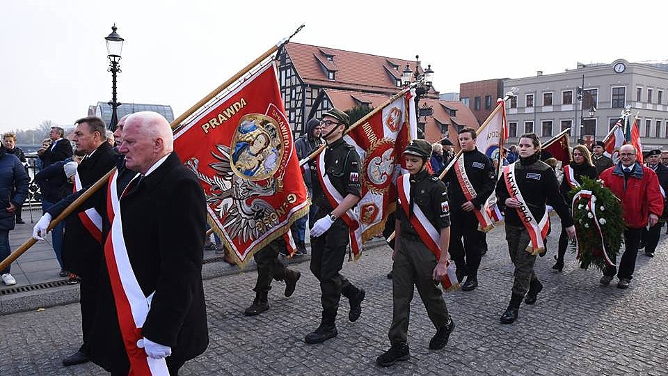 Po mszy św. w katedrze na Starym Rynku, uczestnicy bydgoskich obchodów Święta Niepodległości przeszli uroczyście na plac Wolności. Fot. facebook.com/bydgoszczpl