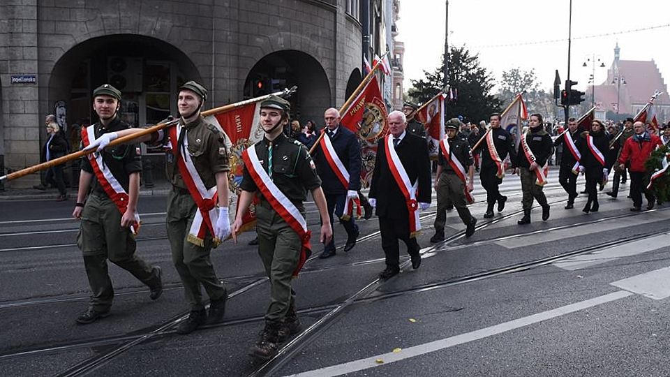 Po mszy św. w katedrze na Starym Rynku, uczestnicy bydgoskich obchodów Święta Niepodległości przeszli uroczyście na plac Wolności. Fot. facebook.com/bydgoszczpl