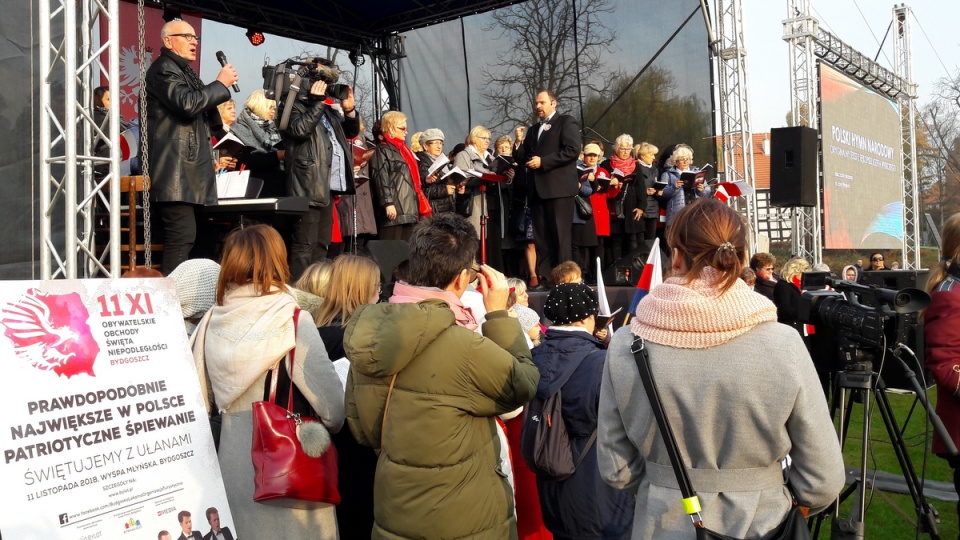 Zgromadzeni na Wyspie Młyńskiej bydgoszczanie, wraz z grupą ok. 250 chórzystów i orkiestrą, wspólnie zaśpiewali hymn narodowy. Fot. Tatiana Adonis