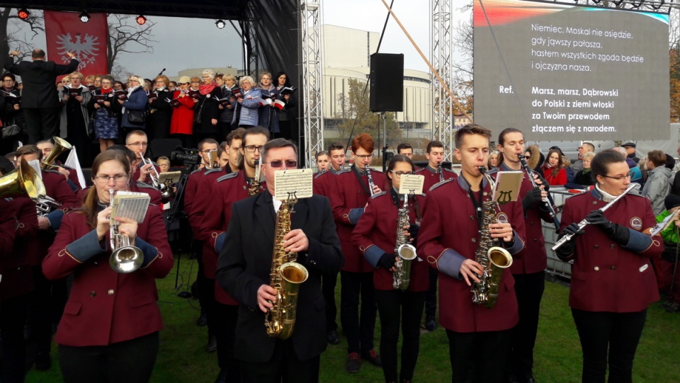 Zgromadzeni na Wyspie Młyńskiej bydgoszczanie, wraz z grupą ok. 250 chórzystów i orkiestrą, wspólnie zaśpiewali hymn narodowy. Fot. Tatiana Adonis