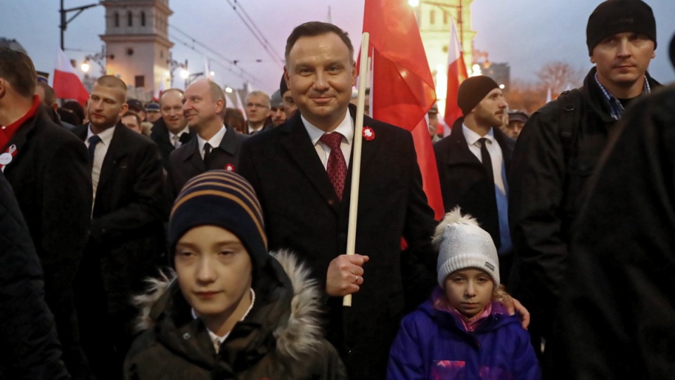 Prezydent Andrzej Duda podczas Biało-Czerwonego Marszu "Dla Ciebie Polsko" na ulicach Warszawy. Fot. PAP/Tomasz Gzell