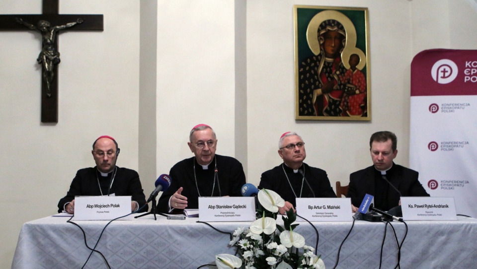 "Mamy zdecydowaną wolę oczyszczenia z grzechu i przestępstw, tych nadużyć" – powiedział, prezentując część zapisów stanowiska na konferencji prasowej po obradach, przewodniczący KEP abp Stanisław Gądecki. Fot. PAP/Waldemar Deska