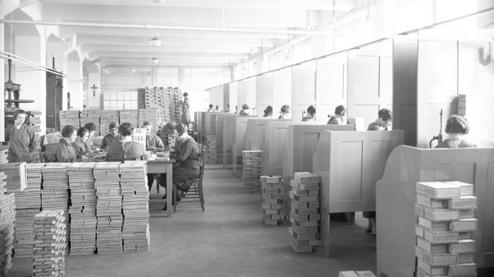 Robotnice przy pracy w bydgoskiej fabryce cygar, 1929 rok/fot. zbiory NAC