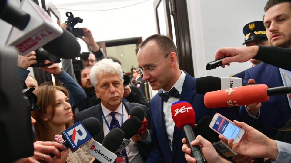 Mikołaj Pawlak (C) rozmawia z dziennikarzami, po tym jak został powołany przez Sejm na stanowisko Rzecznika Praw Dziecka. Fot. PAP/Bartłomiej Zborowski