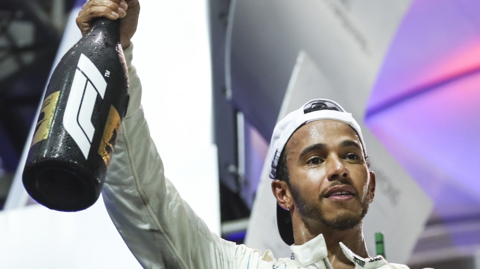 Lewis Hamilton świętuje wywalczenie piątego w karierze tytułu indywidualnego mistrza świata Formuły 1. Fot. PAP/EPA/SRDJAN SUKI