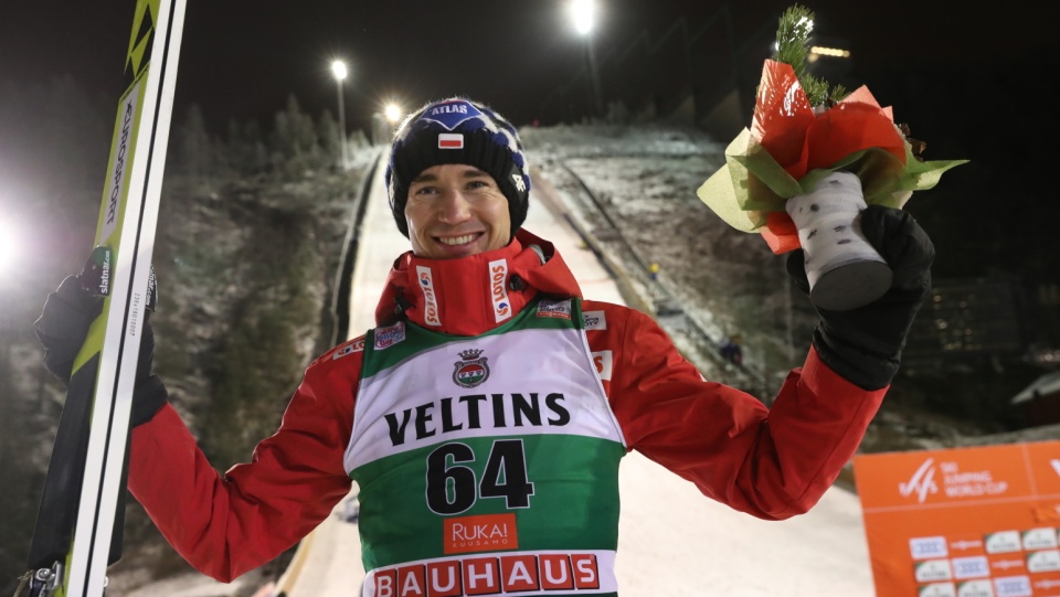 Kamil Stoch cieszy się z 3. miejsca w niedzielnym konkursie PŚ w skokach w Kuusamo. Fot. PAP/Grzegorz Momot