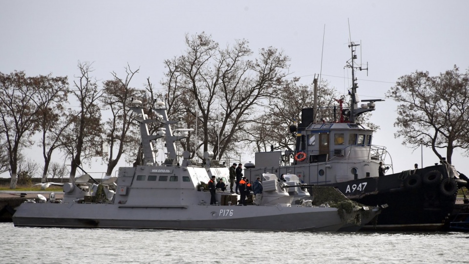 W niedzielę dwa kutry oraz holownik marynarki wojennej Ukrainy, które płynęły z Odessy do ukraińskiego portu w Mariupolu nad Morzem Azowskim, zostały ostrzelane, a następnie zajęte przez rosyjskie siły specjalne. PAP/EPA