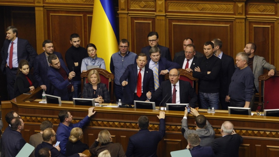 Przeciwnicy Poroszenki w parlamencie obawiają się, że stan wojenny może być pretekstem do przełożenia zaplanowanych na przyszły rok wyborów prezydenckich. Fot. PAP/EPA/STEPAN FRANKO