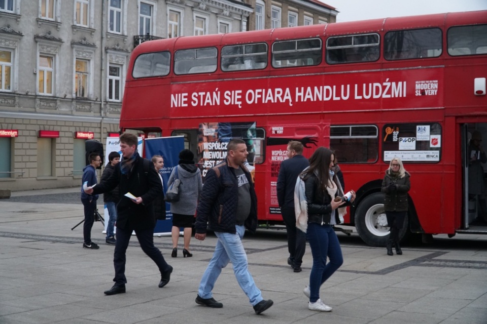 Odwiedź czerwony autobus i dowiedz się, jak nie stać się "współczesnym niewolnikiem". Fot. KWP w Bydgoszczy/British Embassy Warsaw