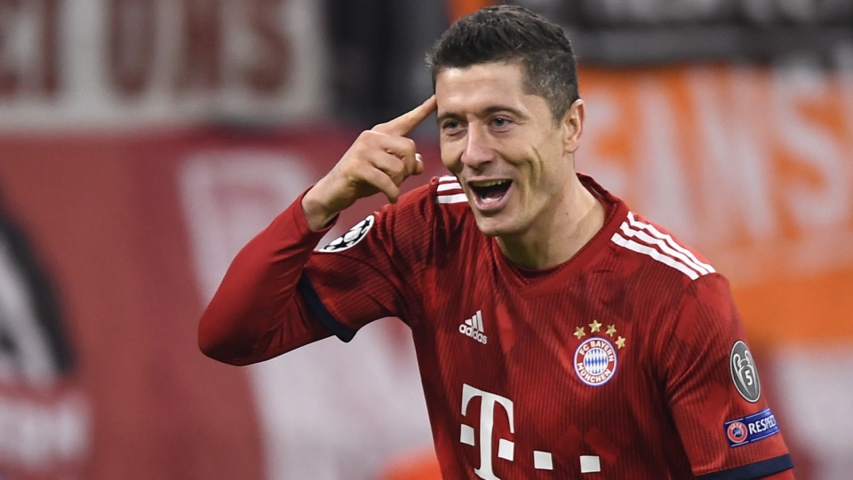 Na zdjęciu Robert Lewandowski podczas meczu Bayernu Monachium z Benficą Lizbona w 5. kolejce piłkarskiej Ligi Mistrzów 2018/2019. Fot. PAP/EPA/LUKAS BARTH-TUTTAS