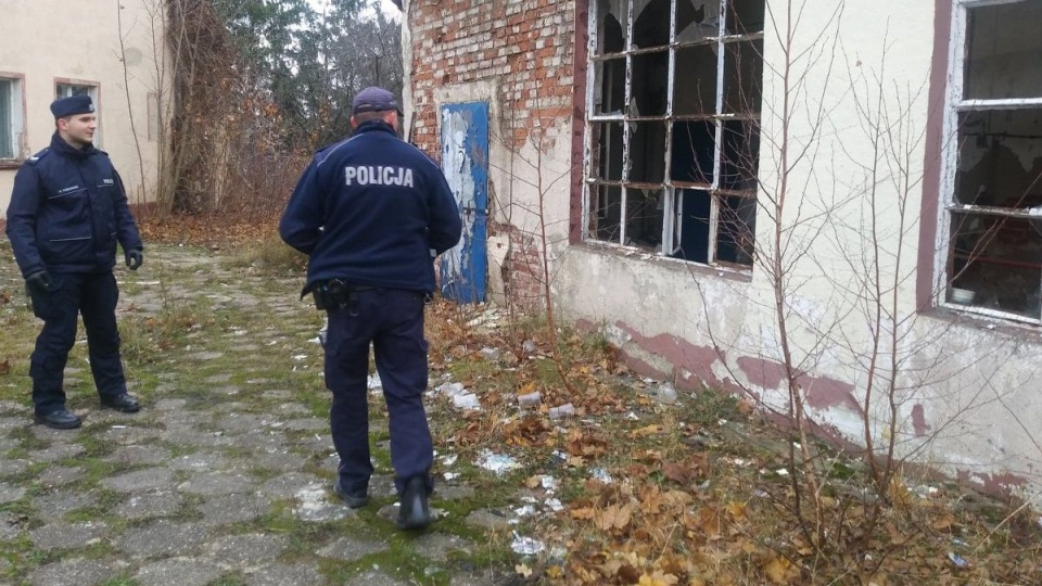 Podczas codziennej służby policjanci kontrolują miejsca, w których bezdomni mogą próbować schronić się przed wiatrem i mrozem. Fot. KWP w Bydgoszczy