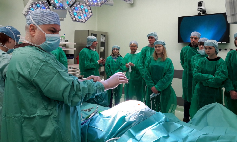 Niesłabnącą popularnością cieszy się poznawanie tajemnic sali operacyjnej i pracy chirurga. Fot. Tatiana Adonis