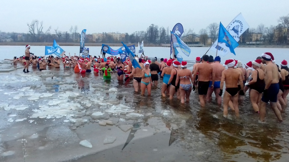 Do Żnina na Ogólnopolski Zlot Morsów przyjechało prawie 200 miłośników lodowatych kąpieli. Fot. Tomasz Gronet