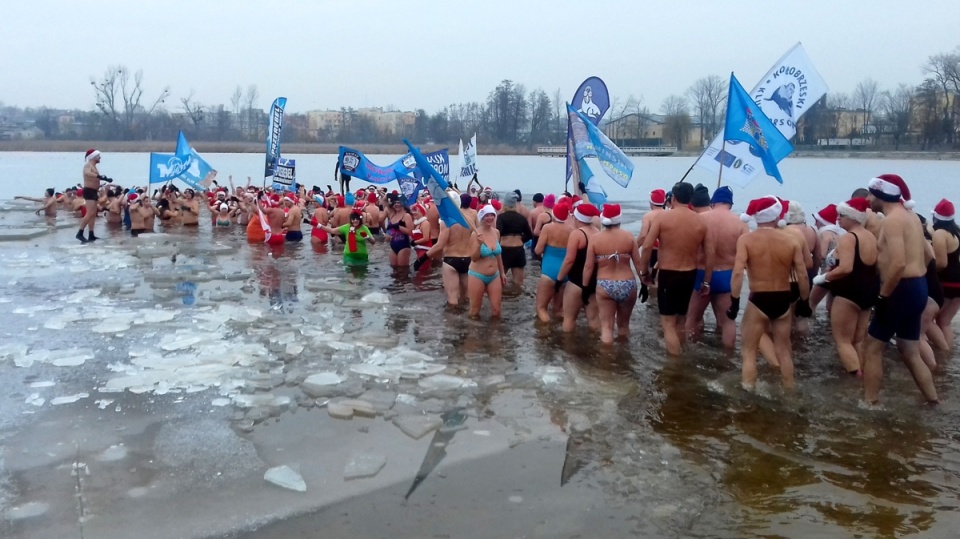 Do Żnina na Ogólnopolski Zlot Morsów przyjechało prawie 200 miłośników lodowatych kąpieli. Fot. Tomasz Gronet
