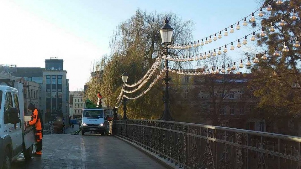 4 grudnia rozpoczął w tej części północnej montaż światełek między przęsłami Mostu Staromiejskiego. Fot. Damian Klich