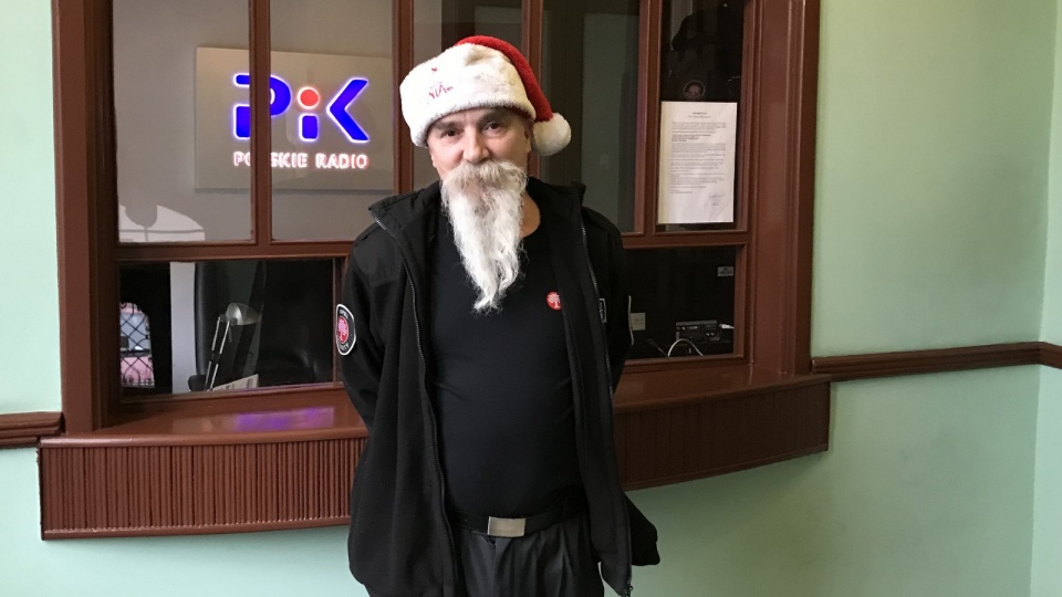 W radiowej recepcji dzieci wita Mikołaj-Zbyszek, z prawdziwą brodą! Fot. Tomasz Kaźmierski