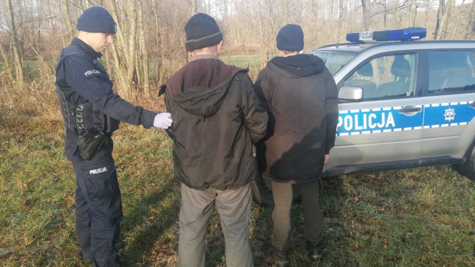 Policjanci wraz z przedstawicielami Straży Leśnej zabezpieczyli cztery wnyki i zatrzymali dwóch mężczyzn. Fot. Policja