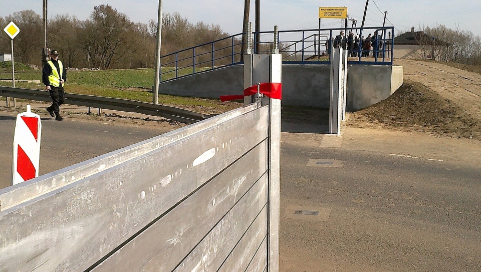 Niedawno zainstalowano m.in. specjalną zaporę przeciwpowodziową w poprzek u. Toruńskiej. Fot. Archiwum