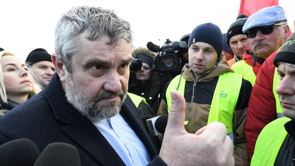 Minister rolnictwa Jan Krzysztof Ardanowski (L) rozmawia z protestującymi. Na autostradzie A2 na odcinku Łódź – Warszawa, na wysokości Brwinowa. Fot. PAP/Jacek Turczyk