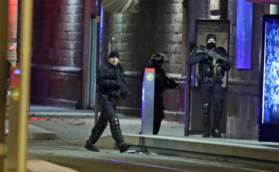 Chekatt strzelał do policji, zanim sam został zastrzelony w magazynie, w którym się ukrywał przy ulicy Lazaret/fot. PAP/EPA/JEAN-MARC LOOS