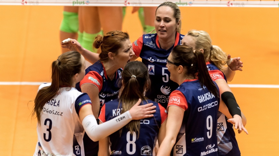 Siatkarki Banku Pocztowego Pałacu Bydgoszcz cieszą się z udanej akcji w meczu z #VolleyWrocław w 9. kolejce ekstraklasy siatkarek 2018/2019. Fot. PAP/Maciej Kulczyński