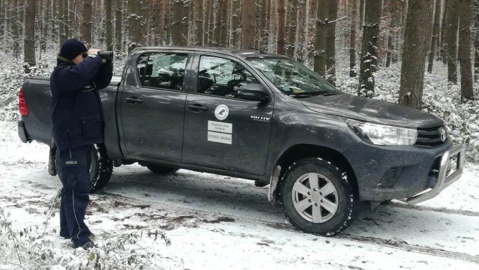 Policjanci i leśnicy patrolują lasy w okolicach Mogilna. Fot. Nadesłane