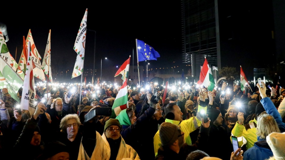 Uczestncy demonstracji protestowali m.in. przeciw nowelizacji kodeksu pracy, zwiększającej limit godzin nadliczbowych. Fot. PAP/EPA/Balazs Mohai