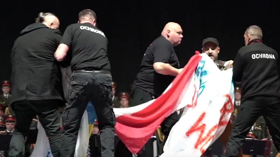 W pewnym momencie na scenę w hali Łuczniczka wbiegło dwóch aktywistów z transparentami "Łapy precz od Ukrainy" i "Kremlowski raszyzm won za Don"/fot. Youtube