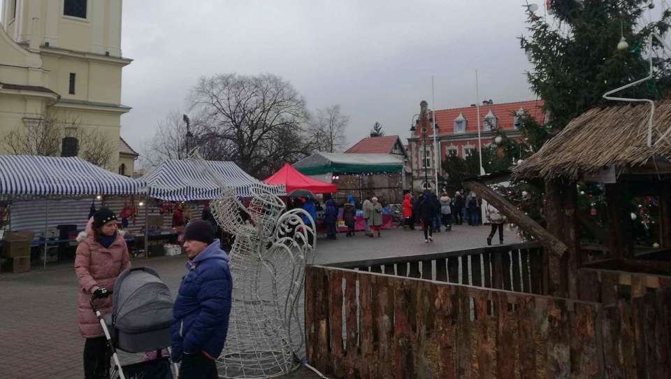 Na placu stanęły stragany, kuchnia, szopka z żywymi owcami i scena. Fot. Monika Siwak-Waloszewska