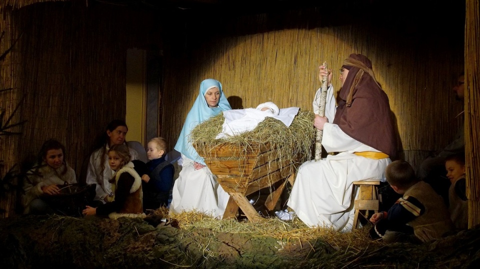 Maryja, Józef i dzieciątko... anioły, pasterze i zwierzęta... żywe Betlejem w bydgoskiej bazylice. Fot. Fundacja Wiatrak