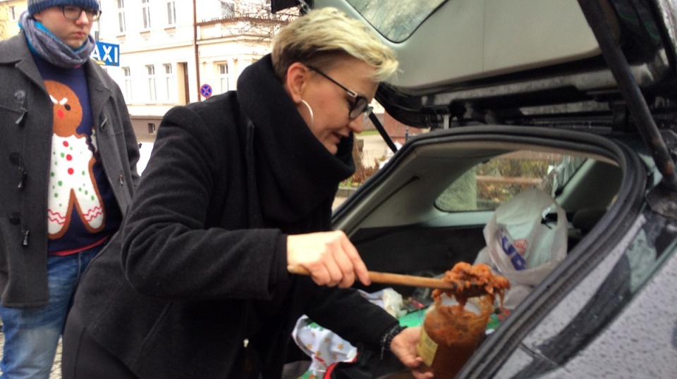 Potrzebujących obdarowano słoikami z ciepłym bigosem i innymi świątecznymi potrawami. Fot. Kamila Zroślak