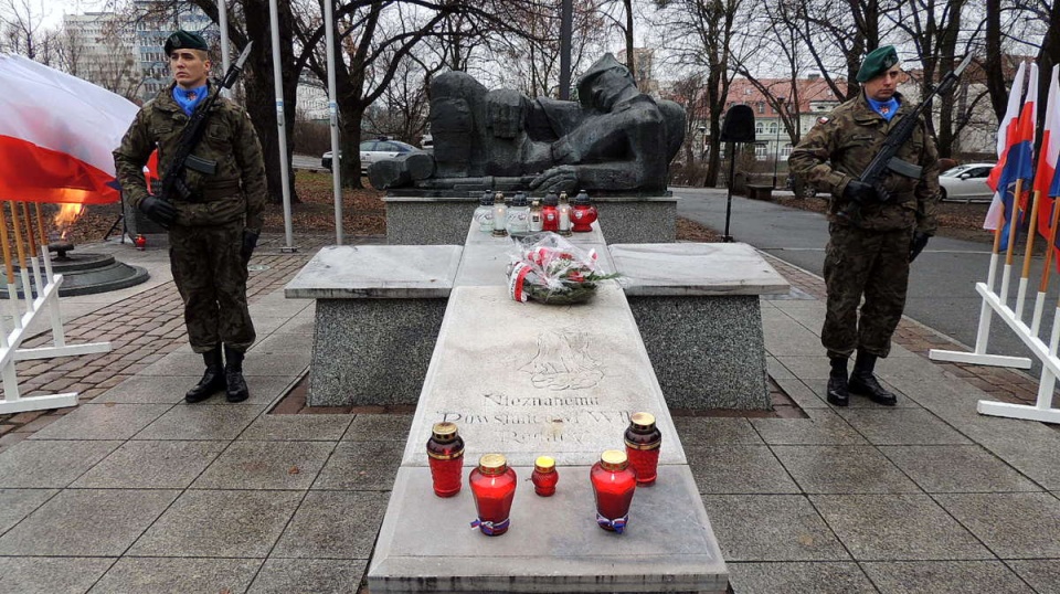 Pod bydgoskim pomnikiem Nieznanego Powstańca Wielkopolskiego zabrzmiał hymn państwowy oraz okolicznościowe przemówienia, złożono też wiązanki kwiatów. Fot. Tatiana Adonis