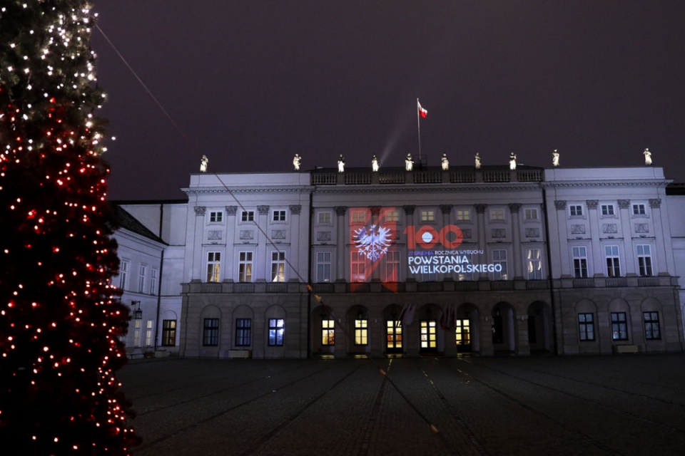 Iluminacja składa się z charakterystycznej flagi z białym orłem w koronie na czerwonym tle oraz okolicznościowego napisu. Fot. prezydent.pl