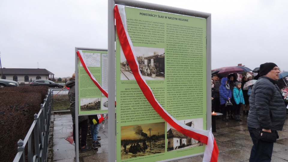 Tablice poświęcone powstańczym wydarzeniom odsłonięte zostały przy Pomniku Powstańców Wielkopolskich w Zamościu. Fot. Tatiana Adonis