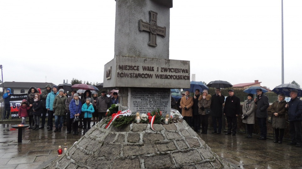 Tablice poświęcone powstańczym wydarzeniom odsłonięte zostały przy Pomniku Powstańców Wielkopolskich w Zamościu. Fot. Tatiana Adonis