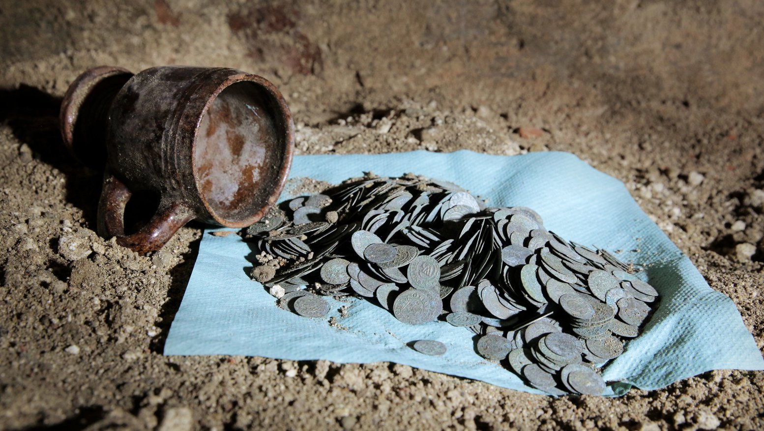 Дорогие находки. Археологические находки монеты. Клад монет Фанагория. Раскопки клада. Клад в земле.