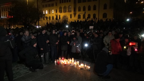 Bydgoszczanie przyszli pod pomnik króla Kazimierza Wielkiego, by oddać cześć prezydentowi Gdańska. Fot. Janusz Wiertel