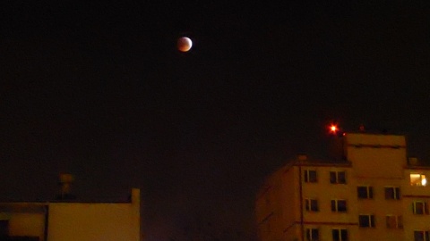 Superkrwawy Księżyc Wilka szkielkiem i okiem Piotra Walczaka.
