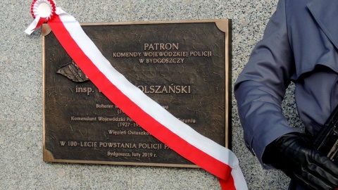 Tablica odsłonięta! Radiowozy przekazane! Policja w uroczystym nastroju! Fot. Tatiana Adonis