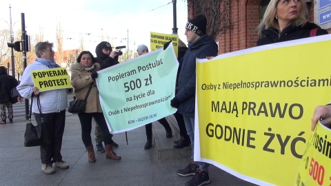 Protest niepełnosprawnych w Toruniu. Chcą pomocy od miasta. Fot. Janusz Wiertel