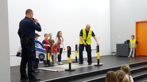 Policjanci opowiadali "pierwszakom" o bezpieczeństwie. Fot. Policja