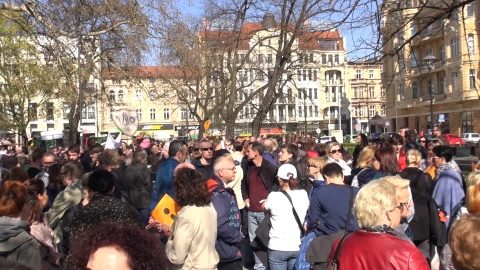 Nauczyciele wiecują na Placu Wolności w Bydgoszczy (jw)