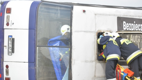 W autobusie podróżowało 30 pasażerów, samochodem osobowym, który uderzył w autokar młodzież wracała z dyskoteki/fot. Marek Ledwosiński