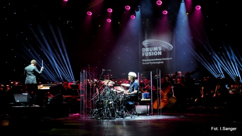 W Bydgoszczy podczas finału Drums Fusion 2019 muzykowi i kompozytorowi towarzyszyła orkiestra Opery Nova i specjalnie zaproszeni polscy muzycy jazzowi.