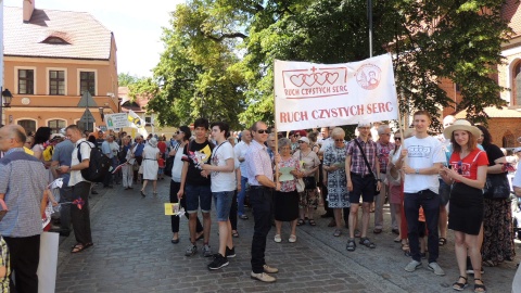 Uczestnicy marszu przeszli spod katedry na plac przed Bazyliką św. Wincentego a Paulo. Fot. Tatiana Adonis