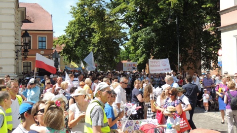 Uczestnicy marszu przeszli spod katedry na plac przed Bazyliką św. Wincentego a Paulo. Fot. Tatiana Adonis