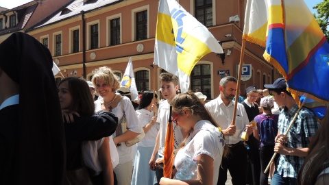 Uczestnicy marszu przeszli spod katedry na plac przed Bazyliką św. Wincentego a Paulo. Fot. Tatiana Adonis